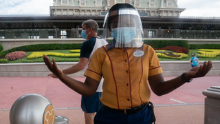 Cazan a Disney 'photoshopeando' mascarillas en las caras de los visitantes de sus parques